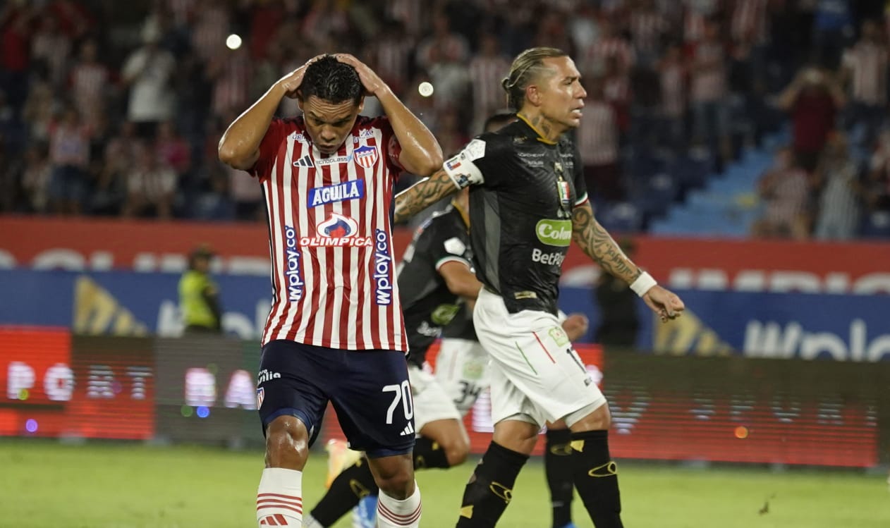 Carlos Bacca se lamenta tras malograr una pena máxima contra Once Caldas. 