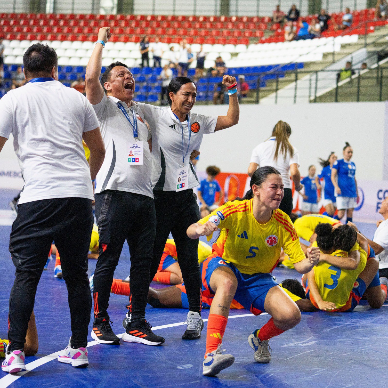 Celebrando la conquista del título sudamericano sub-20 con la Selección Colombia femenina. 