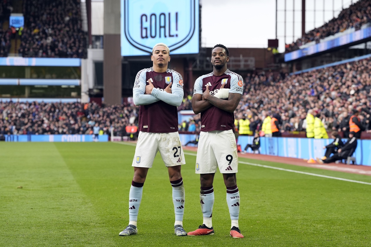 Morgan Rogers, autor del segundo gol del Manchester City, posa con el colombiano Jhon Jáder Durán.