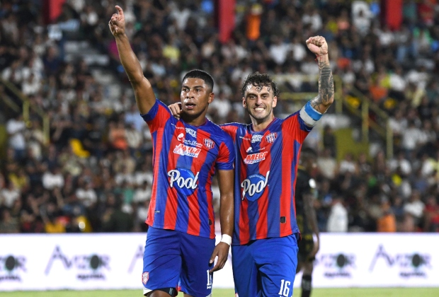 Orles Aragón celebra su gol con el capitán Cristian Sención. 