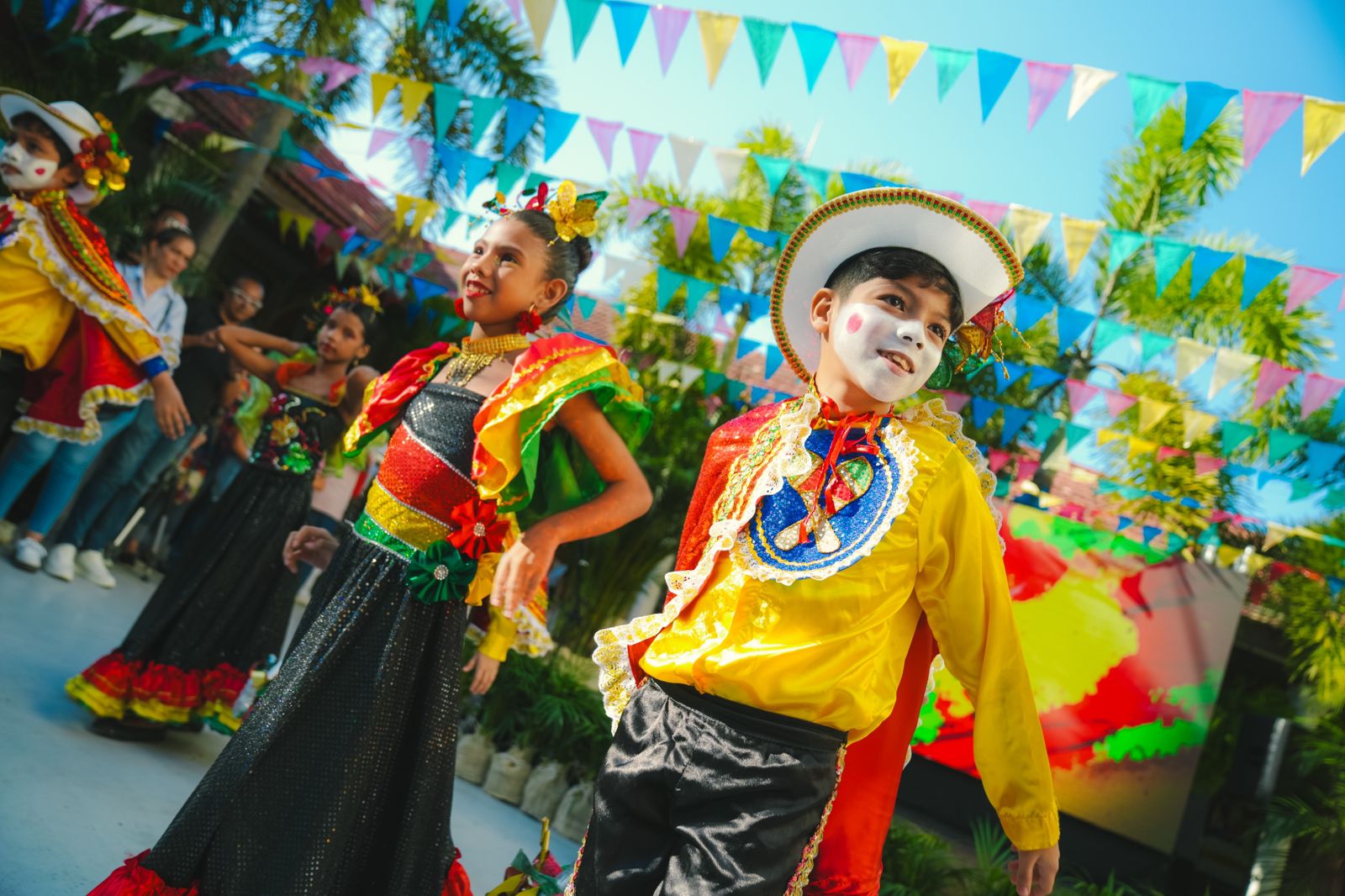 Grupos de danzas durante el evento.