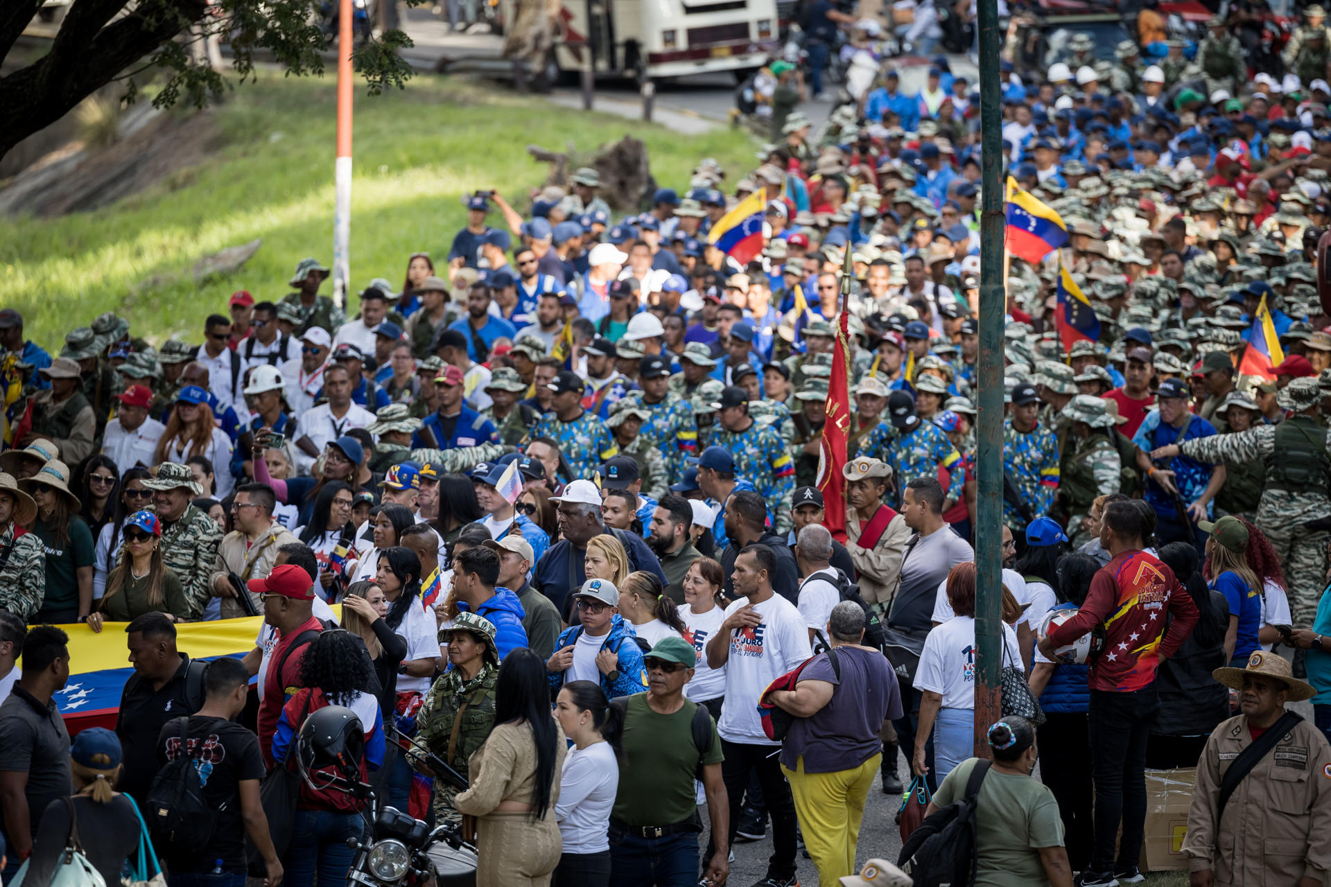 Civiles participando en un acto de juramentación de milicias bolivarianas. 