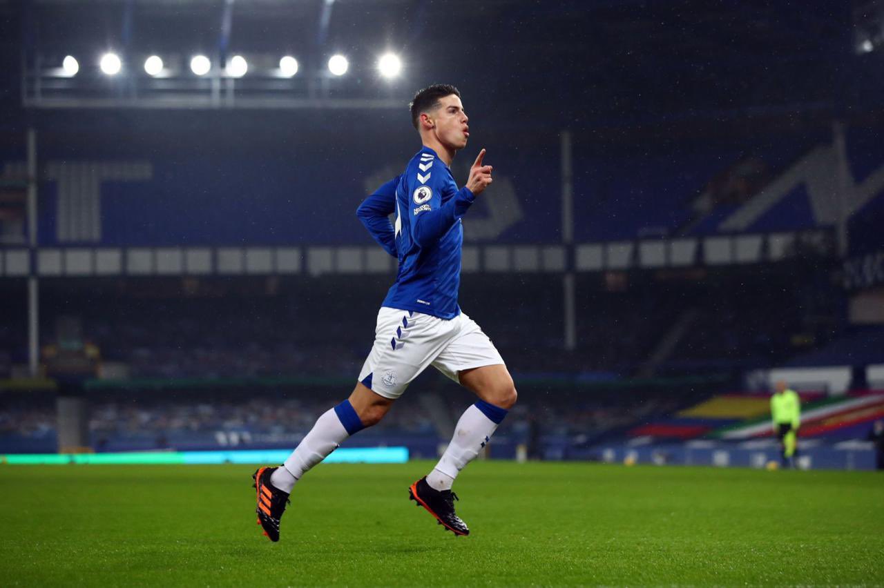 James Rodríguez celebrando un gol con Everton en la Premier League.