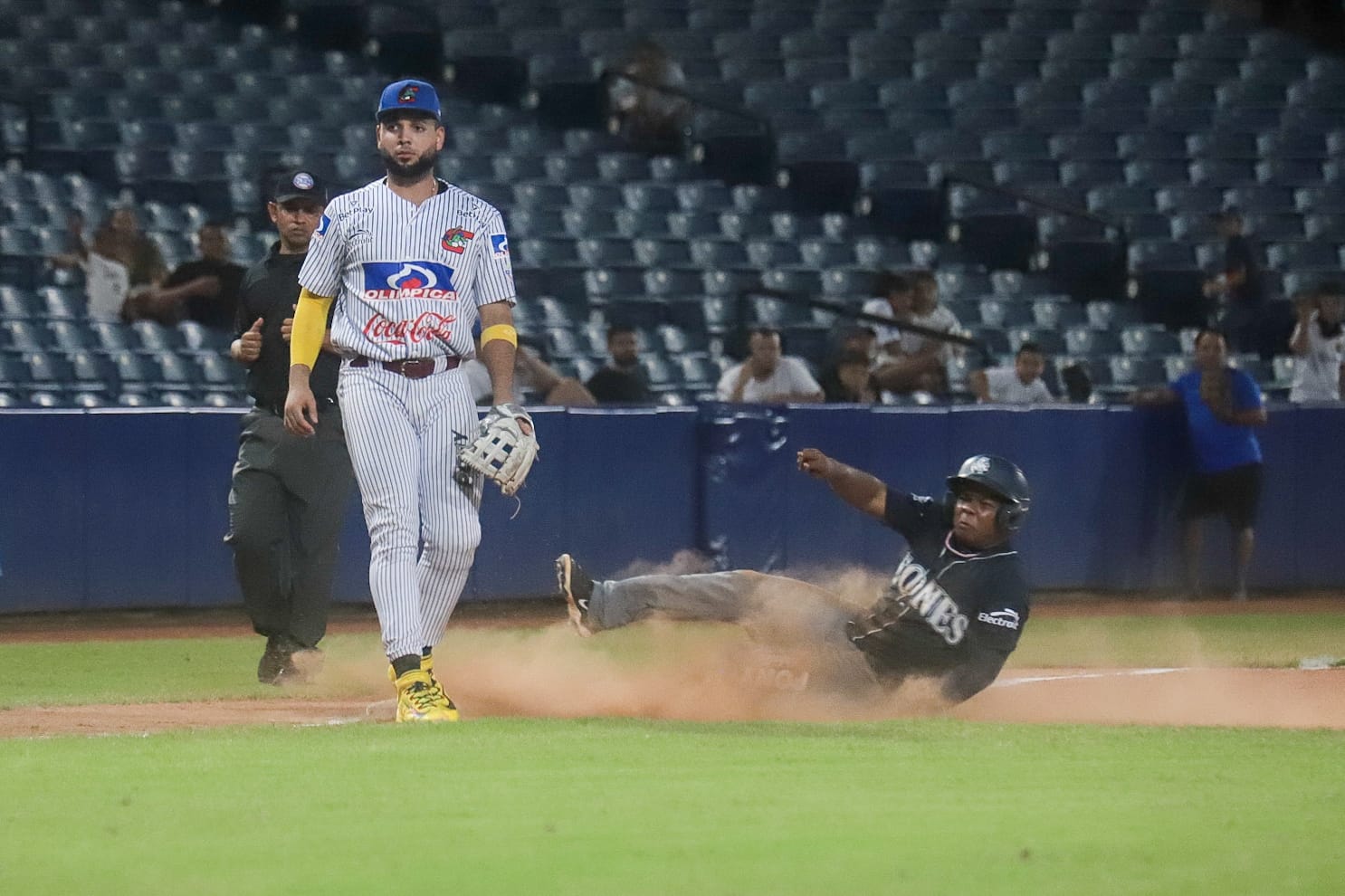 Un corredor de Leones llega quieto a la tercera base.