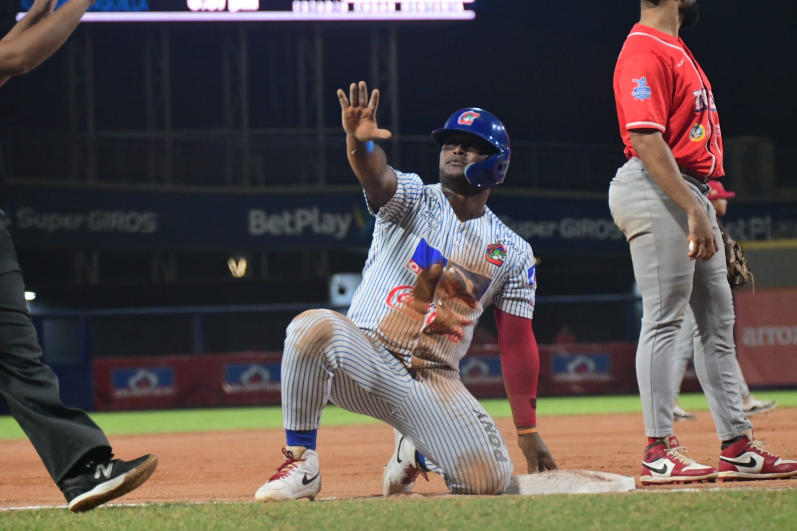 Jordan Díaz empujó tres carreras para Caimanes. 