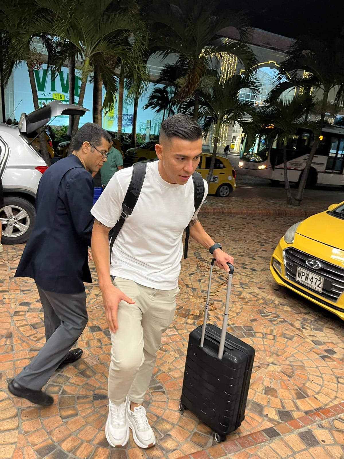 Harold Rivera a su llegada al hotel, en el norte de Barranquilla. 