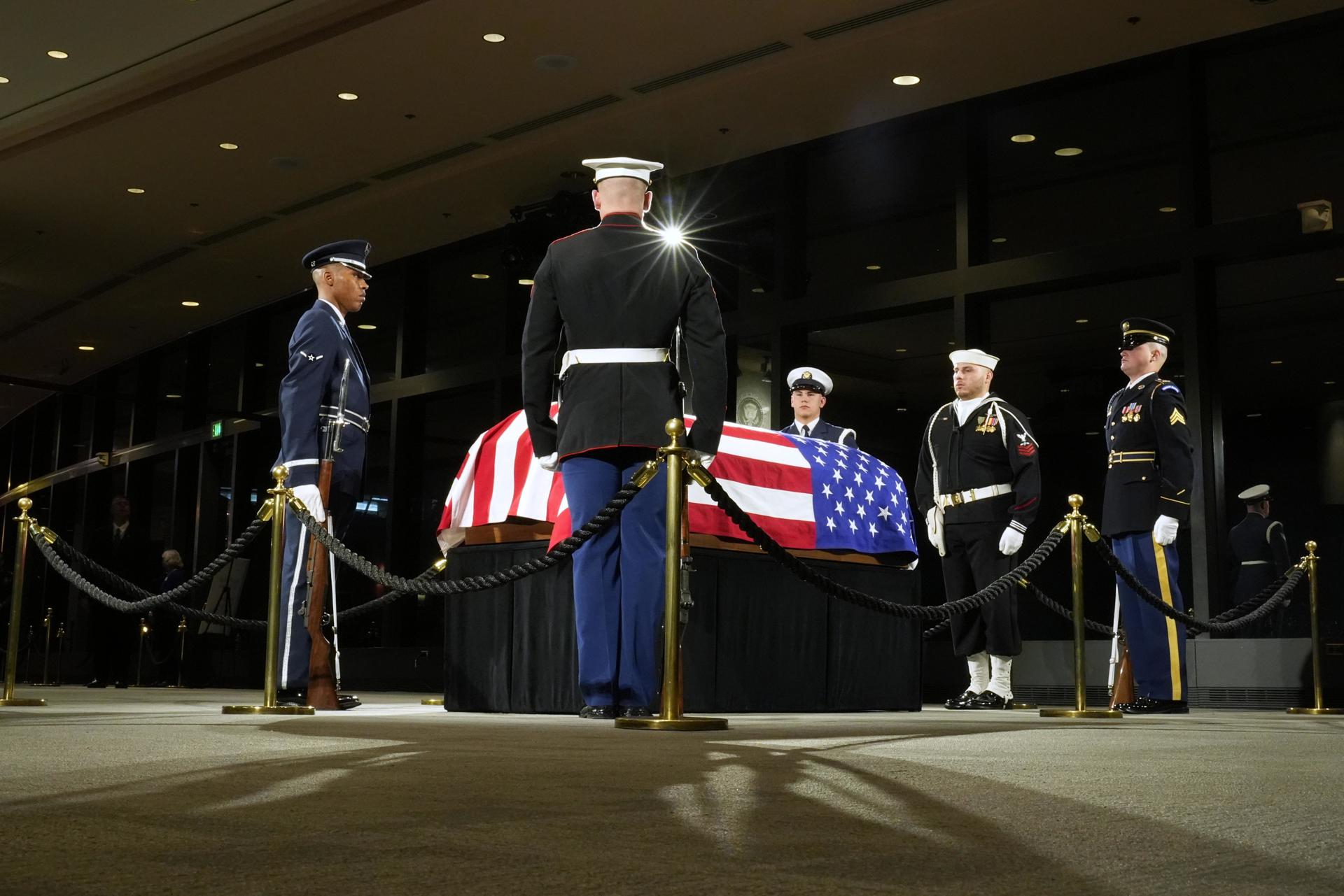 La Guardia de Honor ante el ataúd de Jimmy Carter en Atlanta, Georgia.