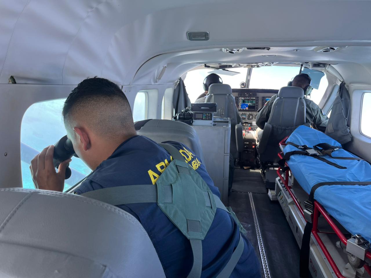 Las labores de búsqueda también se realizan desde el aire. 