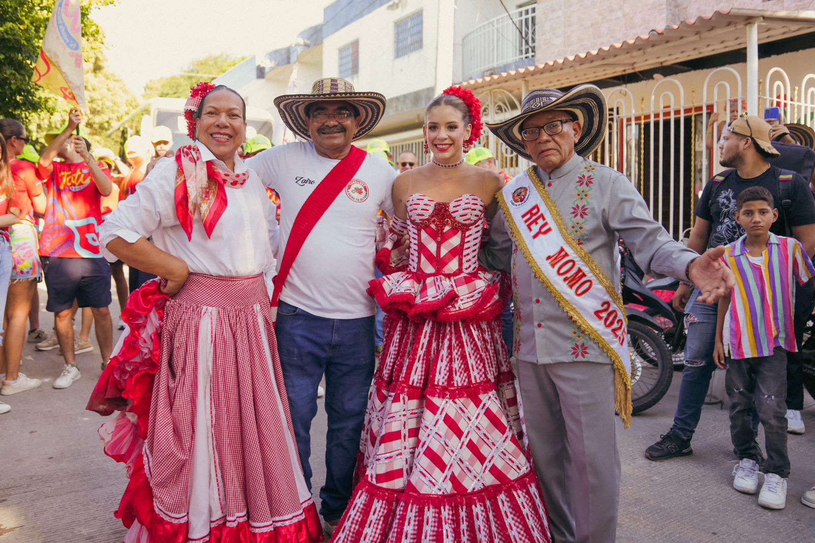 Los reyes 2025 junto a directores de las cumbiambas.