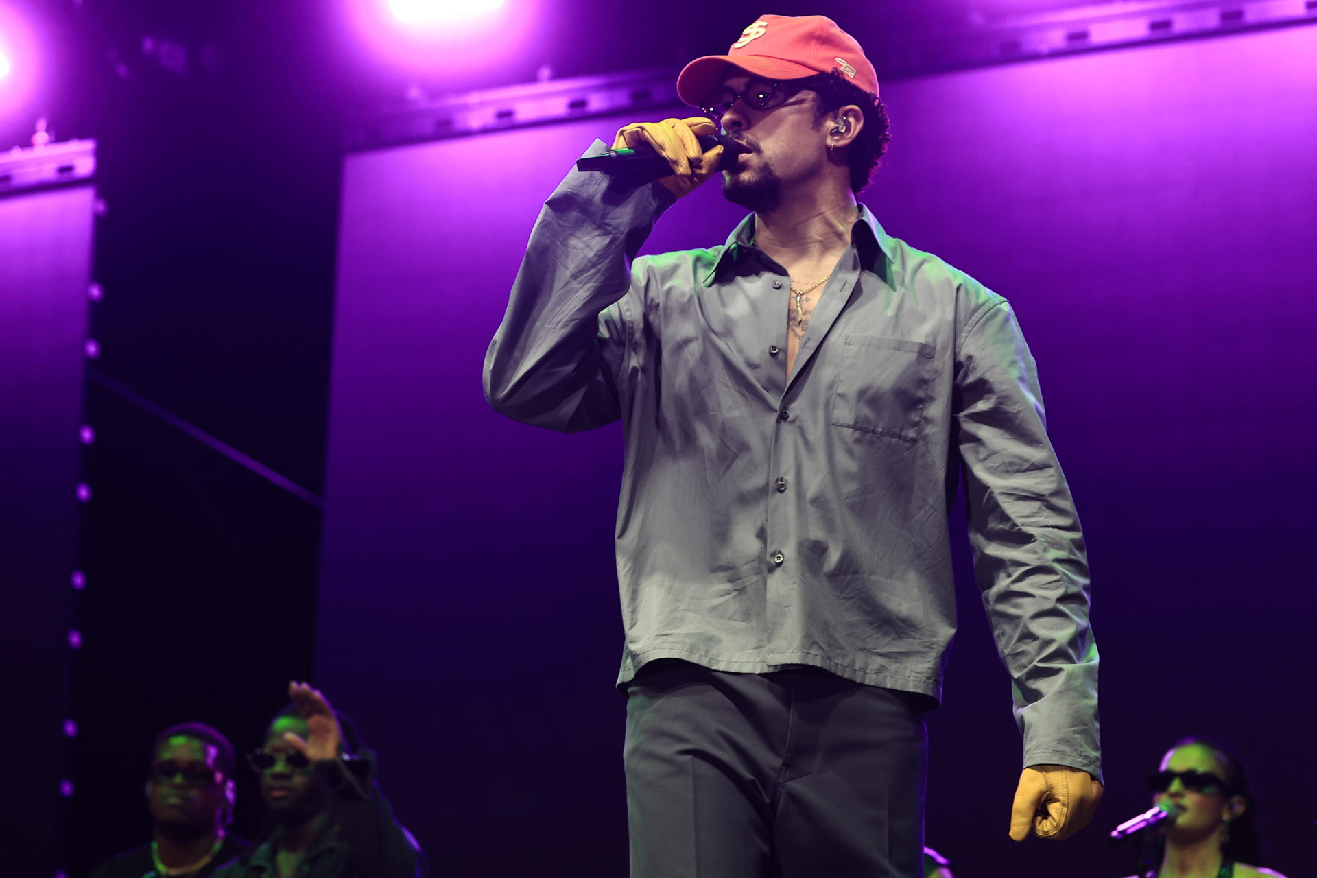 El cantante puertorriqueño Bad Bunny durante el show en Caribbean Social Club.