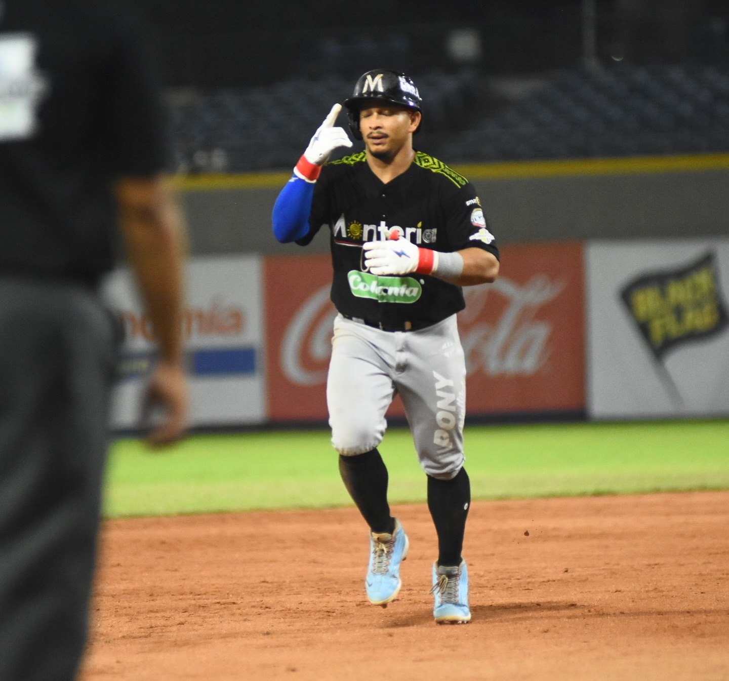 Gustavo Campero recorre las bases tras batear jonrón en el octavo inning.