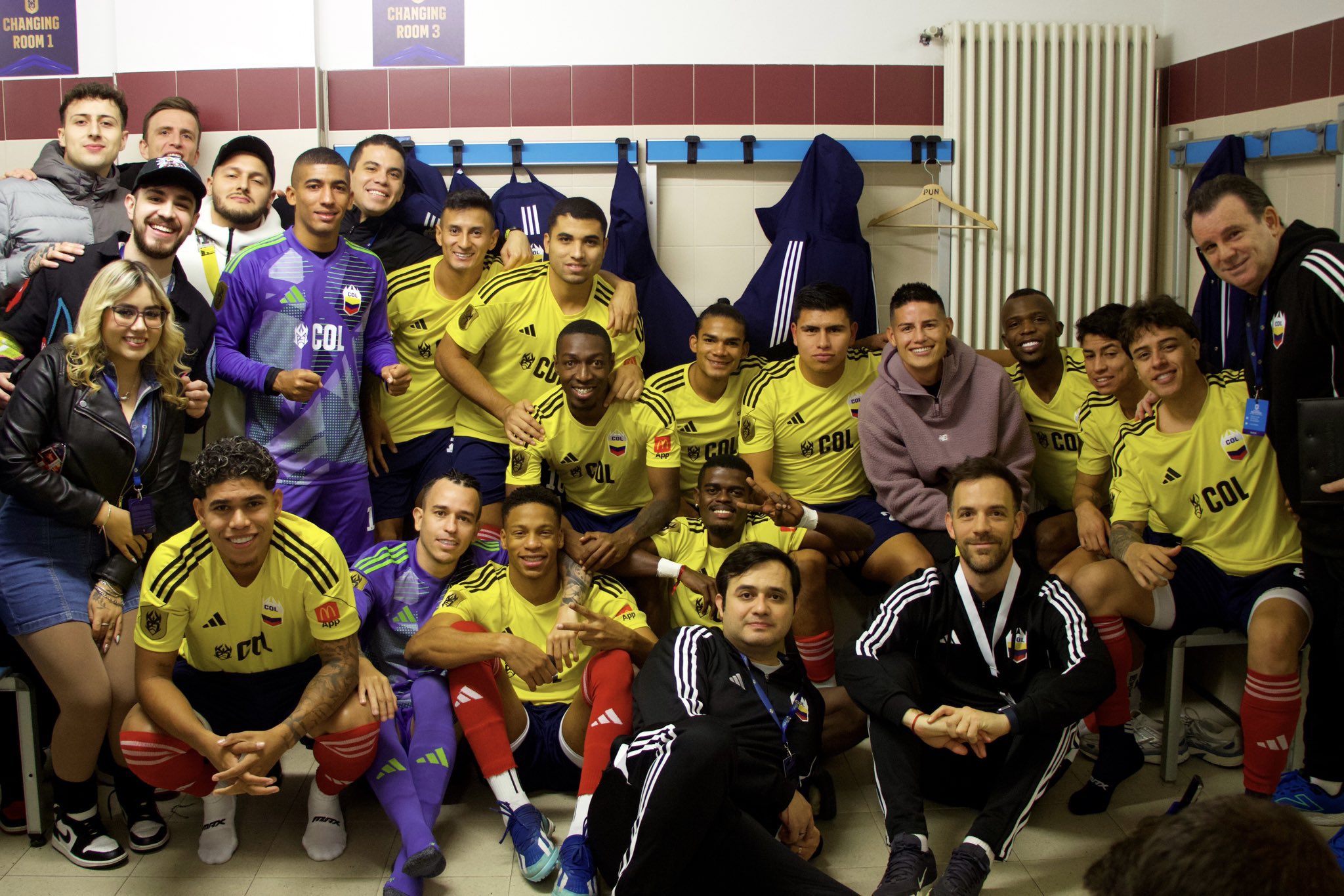 James Rodríguez con los integrantes de la Selección Colombia en la Kings League World Cup.