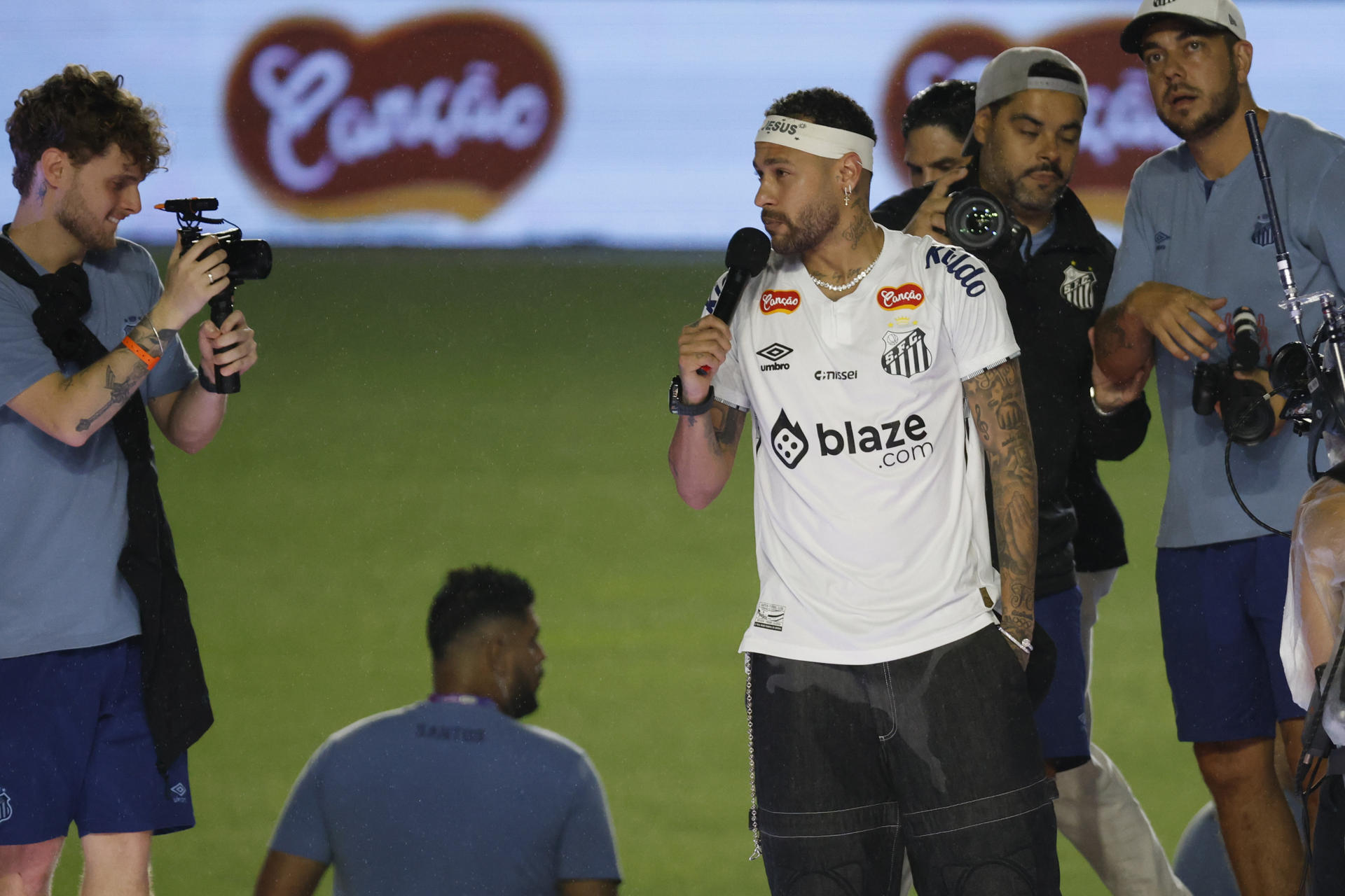 Neymar en su presentación con Santos.