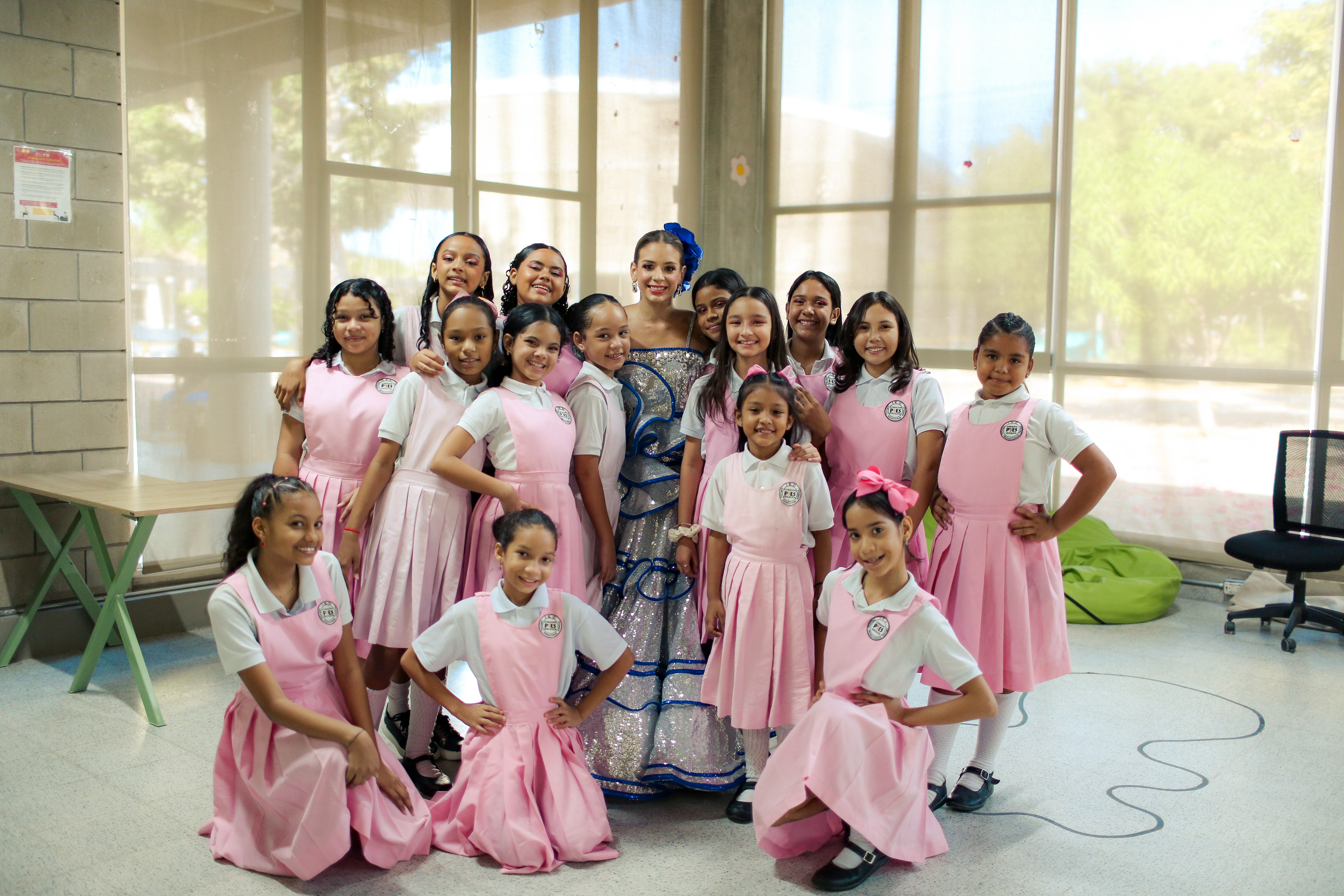 La Reina Tatiana con estudiantes de la IED Pies Descalzos