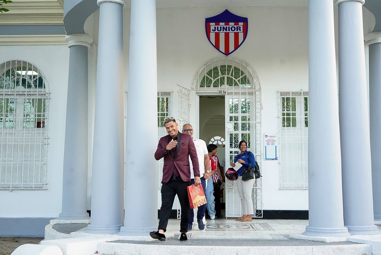 Teófilo dejando la sede administrativa de Junior.