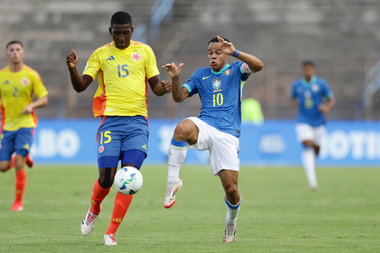 Yeimar Mosquera disputa la posesión de la pelota con Pedrinho. 