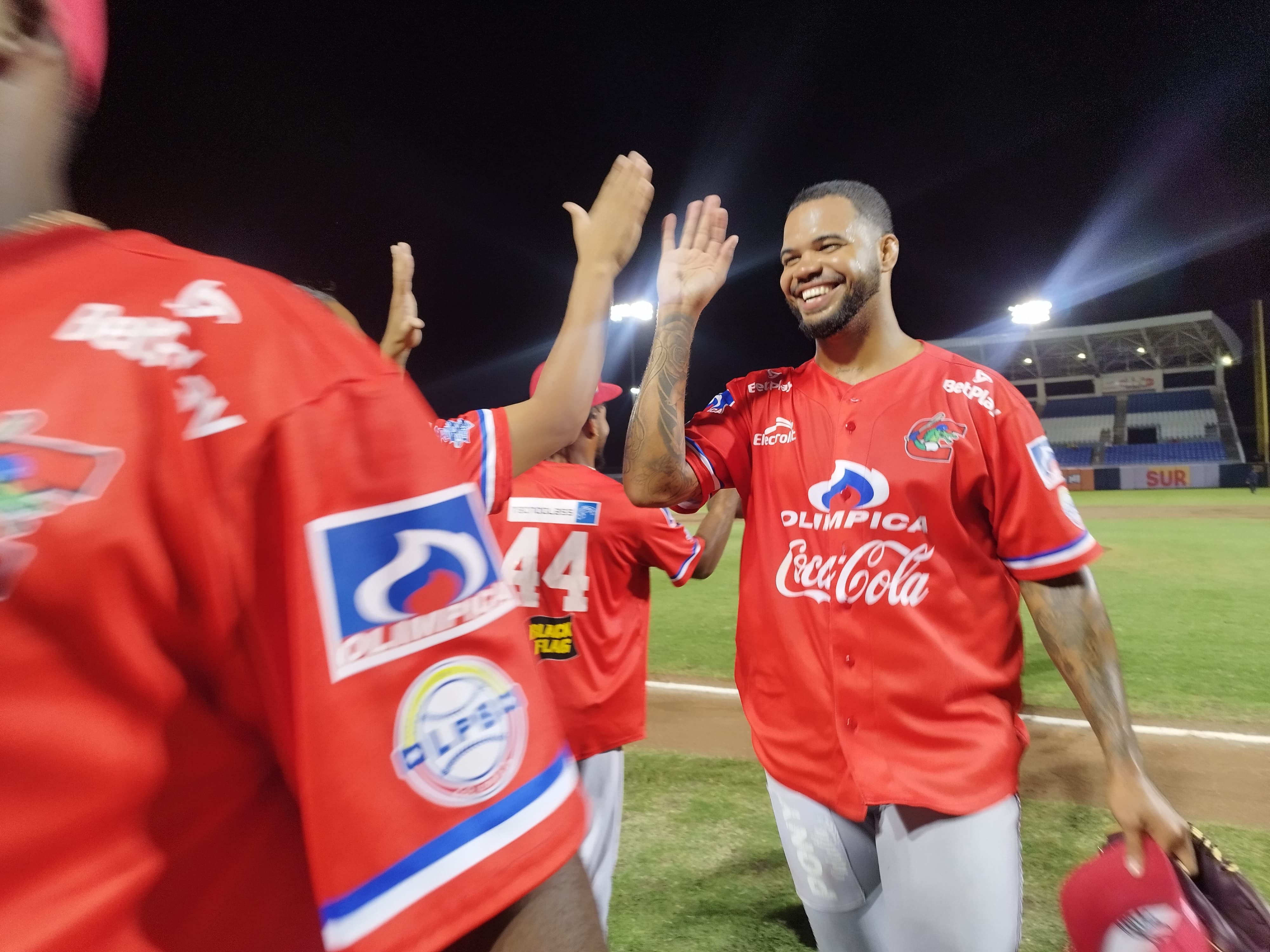 Oddy Núñez ganó el único juego para Caimanes en el torneo. 