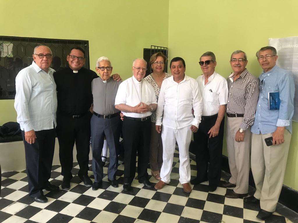 Miembros de Asocodeba con Monseñor Víctor Tamayo, dos sacerdotes egresados del colegio y Alba Pérez, de la oficina de comunicaciones del Distrito. 