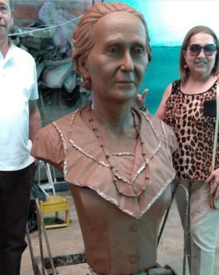 Estatua de Micaela Lavalle de Mejía, fundadora del equipo Junior