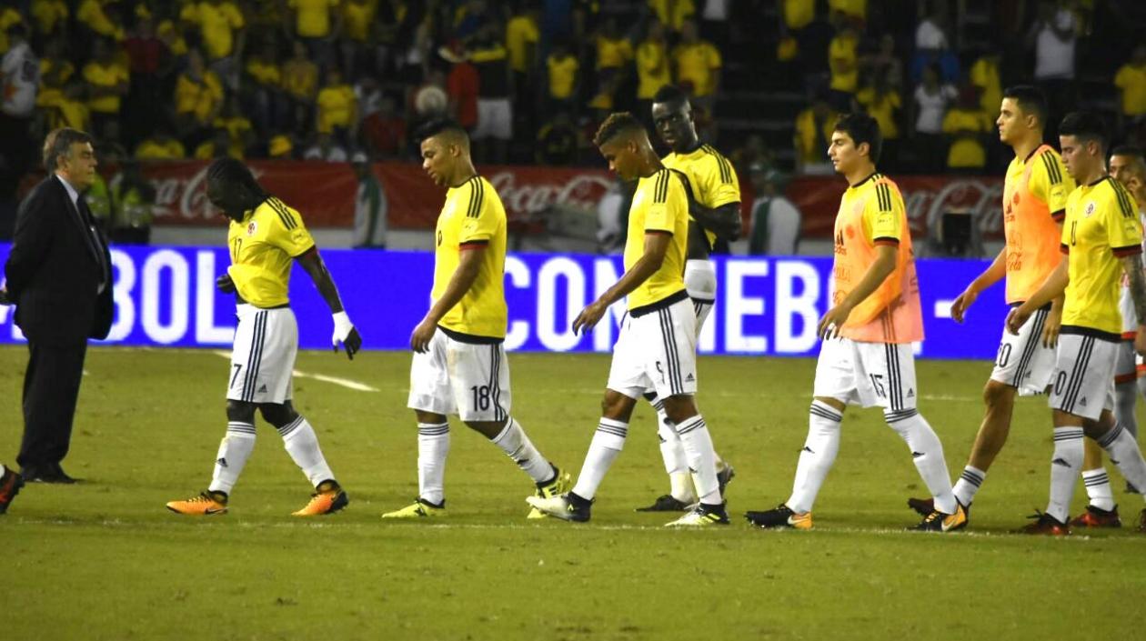 La tristeza de los jugadores colombianos tras la derrota en el Metropolitano.