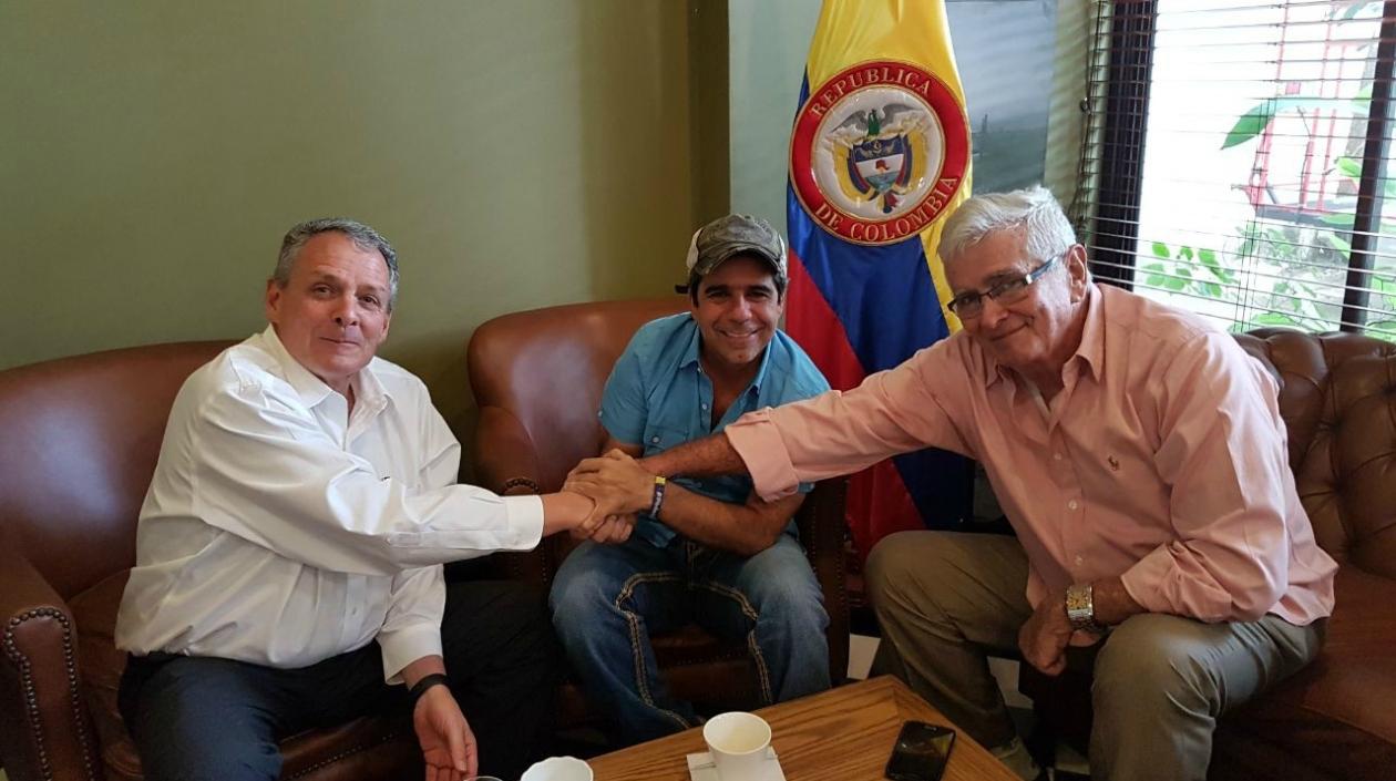 El gerente de BanRepública, Juan José Echavarría; el Alcalde Alejandro Char y Roberto León, de la Sociedad de Mejoras Públicas. 