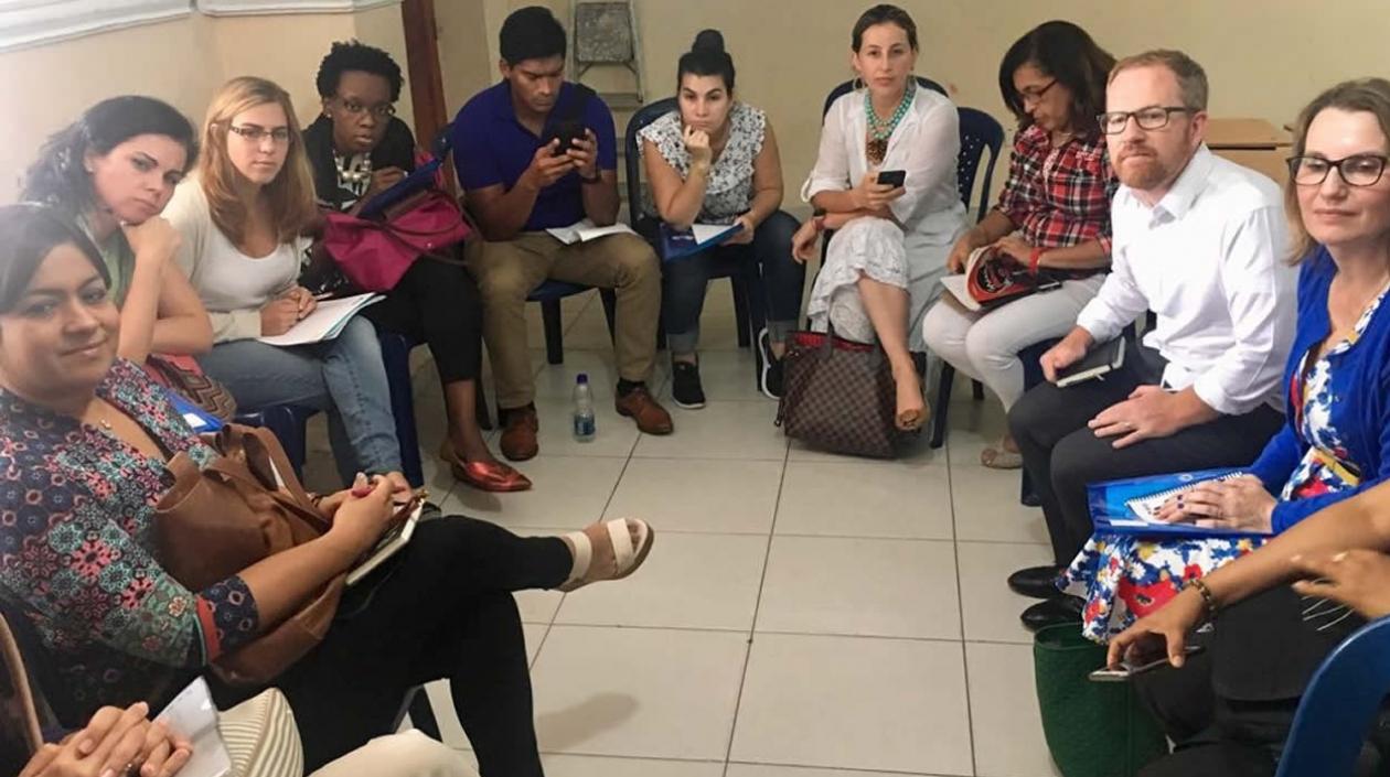 Personal del BID con docentes de Barranquilla, analizando modelo educativo.