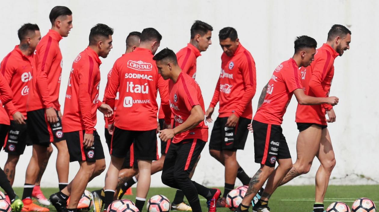 Jugadores de Chile durante un entrenamiento previo al duelo con Brasil.
