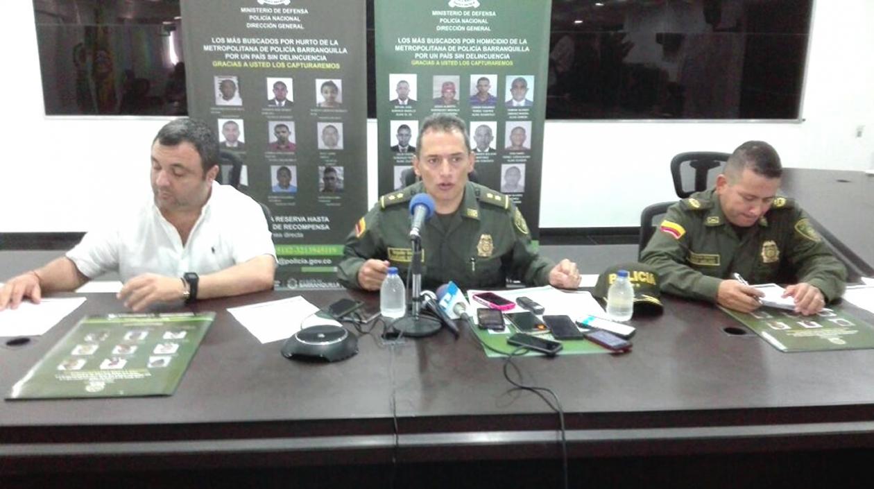 Yesid Turbay de la Alcaldía con el Comandante de la Policía General Mariano Botero, durante la rueda de prensa.