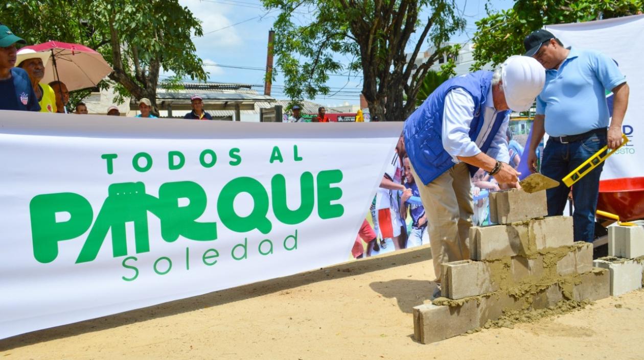 El alcalde de Soledad, Joao Herrera, coloca la primera piedra de uno de los parques.