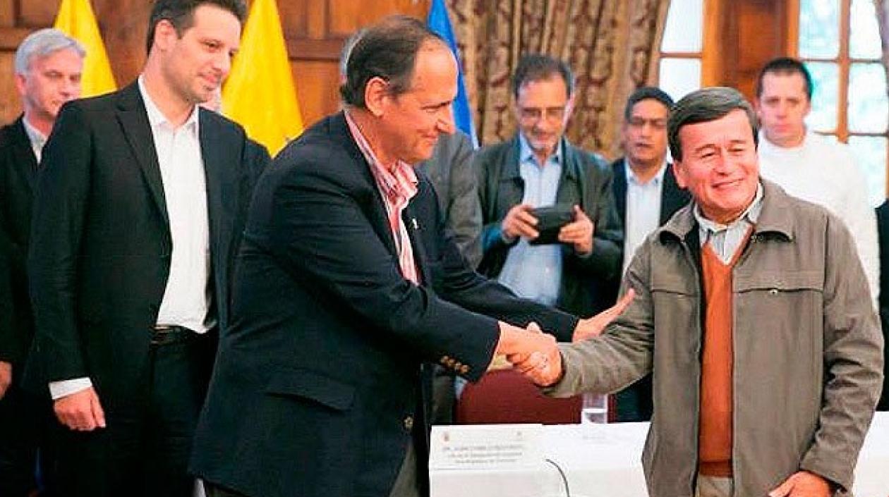 Juan Camilo Restrepo, jefe de la delegación de Colombia en la Mesa de Quito, y Pablo Beltrán, jefe de la delegación de la guerrilla.