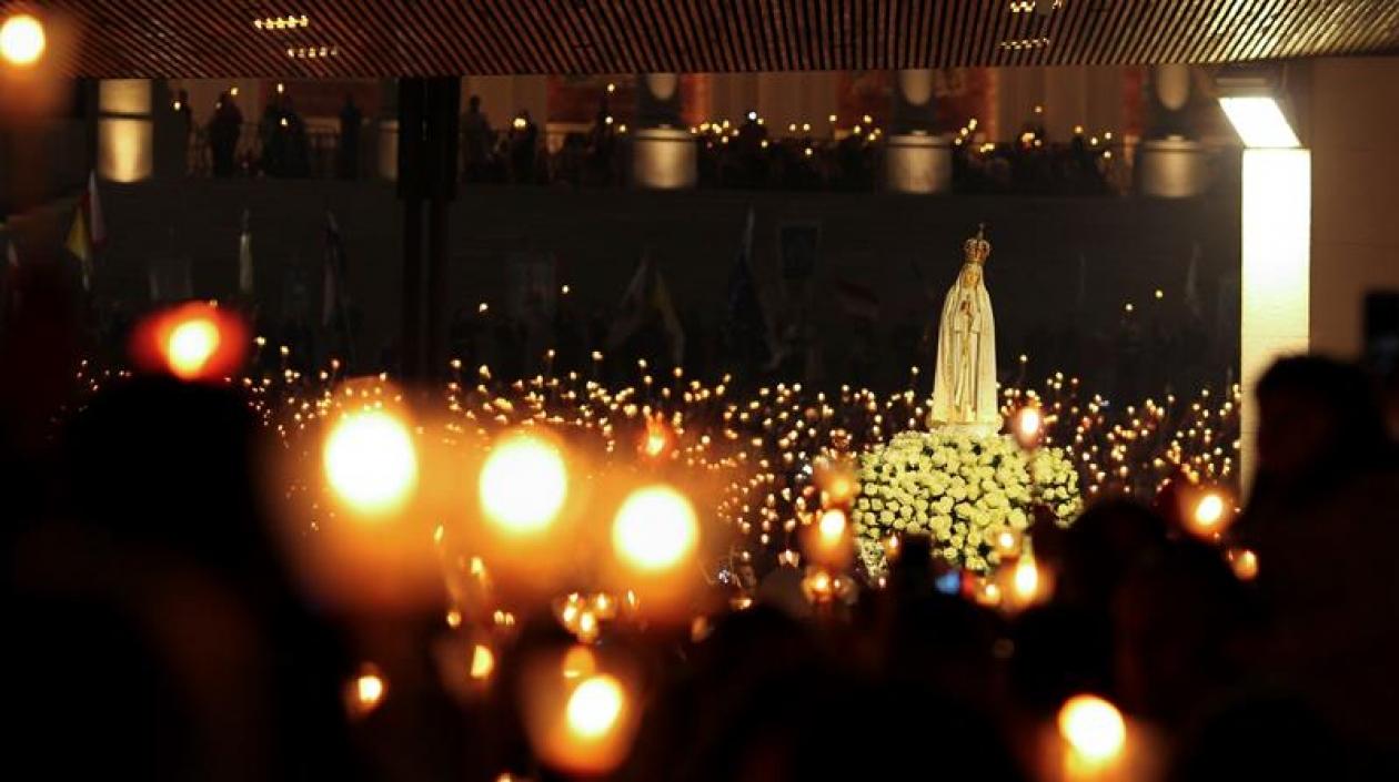 Vista de Nuestra Señora de Fátima en una procesión durante el peregrinaje anual de octubre al Santuario de Fátima.
