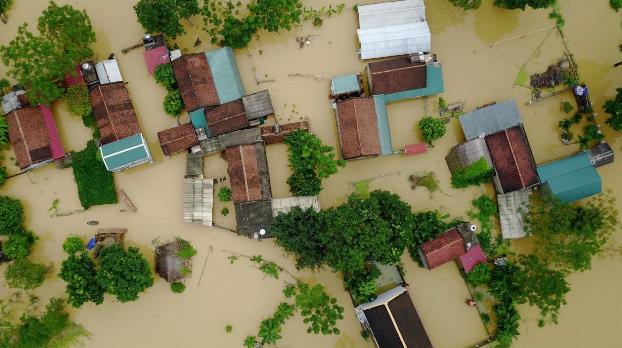Vista de la situación en la comunidad de Hoang Van Thu, distrito de Chuong My, en Hanoi (Vietnam),  por las inundaciones causadas por las fuertes lluvias caídas. 