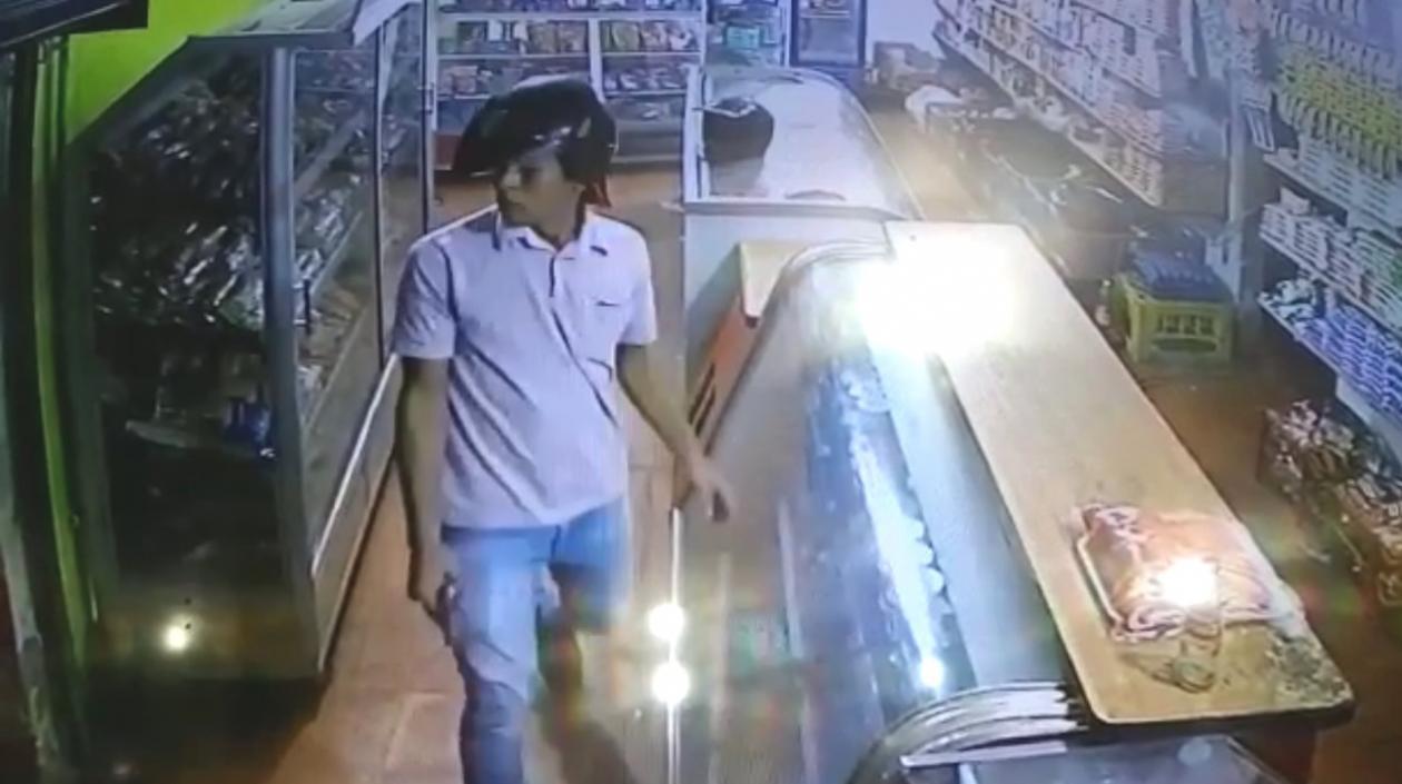 Este es el delincuente que disparó contra un niño en una tienda en Soledad. Está siendo buscado por las autoridades.