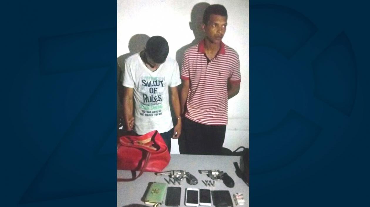 Los dos jóvenes fueron capturados cuando huían después de haber atracado a los pasajeros de un bus.