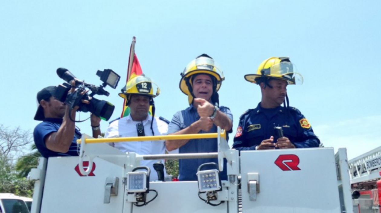 El Alcalde Char reafirma su compromiso con el Cuerpo de Bomberos de Barranquilla.