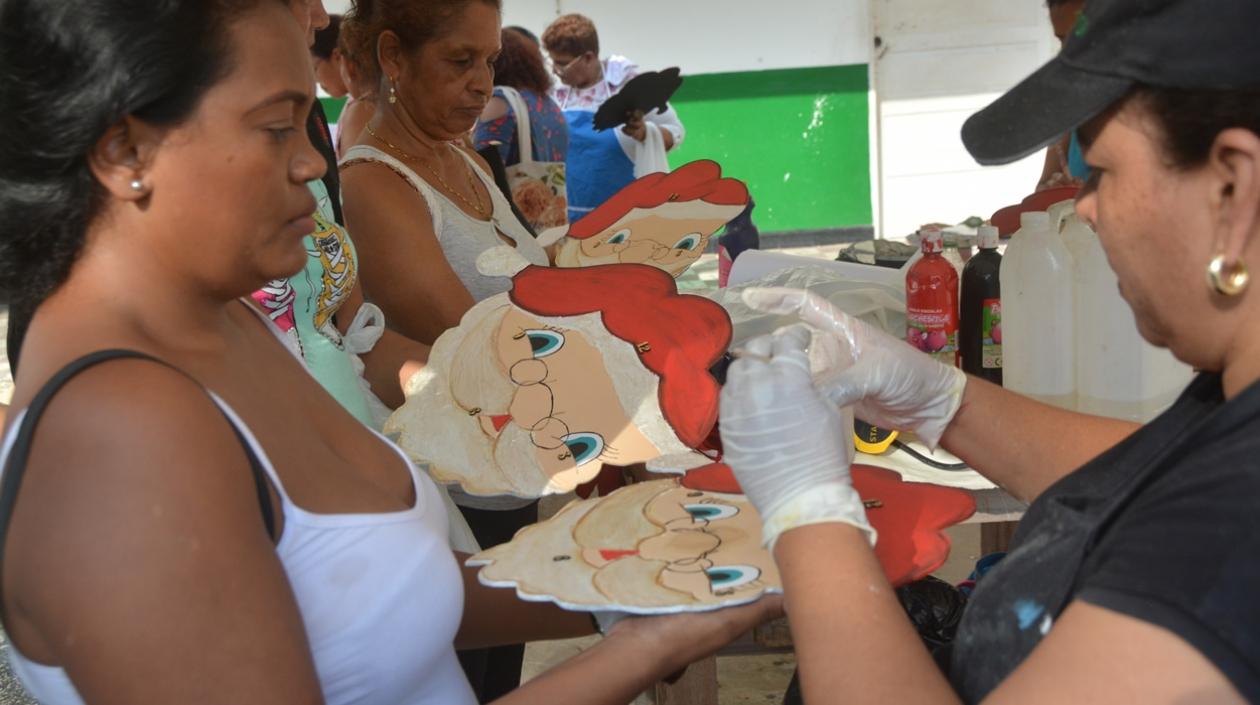 Mujeres del programa ‘De la mano con la Primera’, capacitadas en artesanías en Casas de Cultura