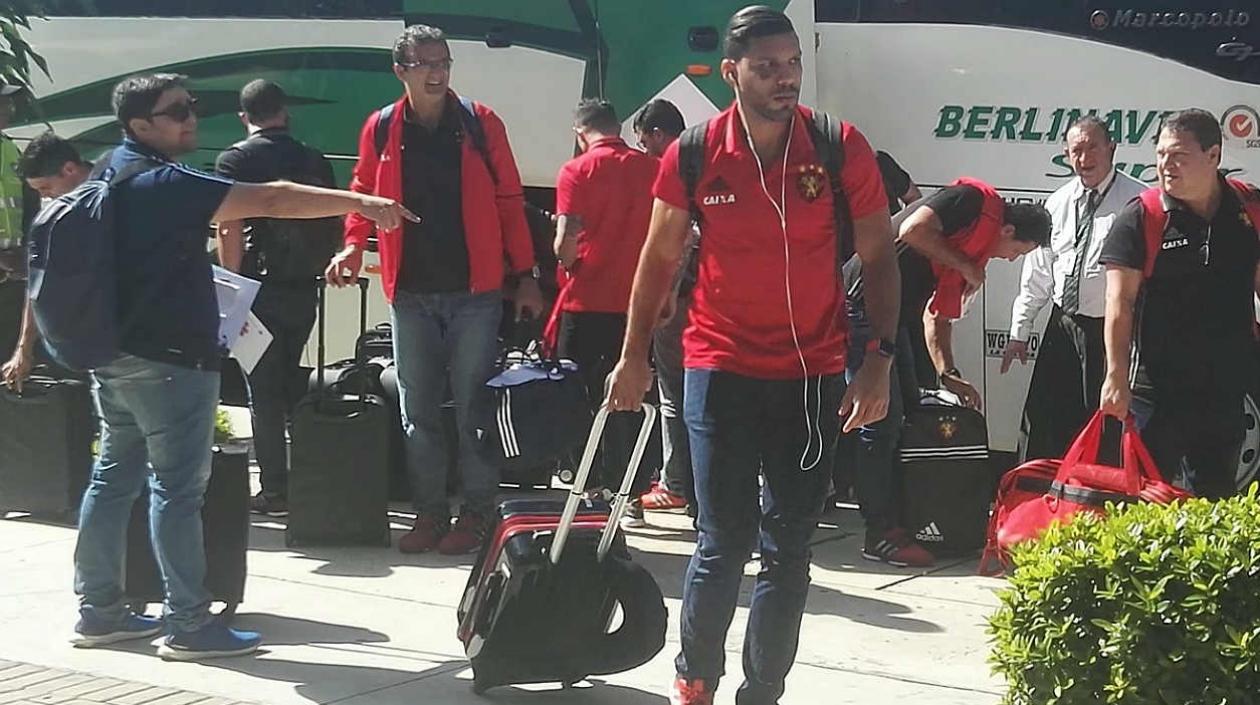 Jugadores de Sport Recife a su llegada a Barranquilla. 