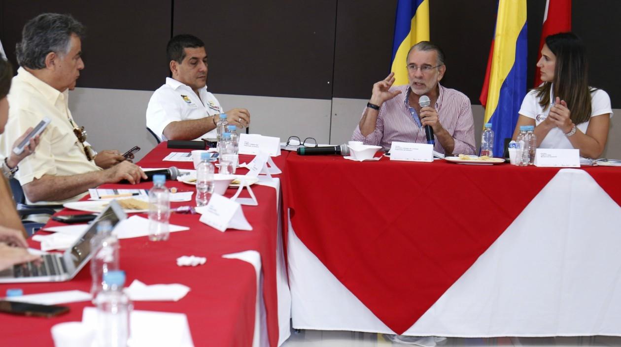 El gobernador Eduardo Verano junto a la ministra de Educación, Yaneth Giha y el gobernador de Bolívar, Dumek Turbay.