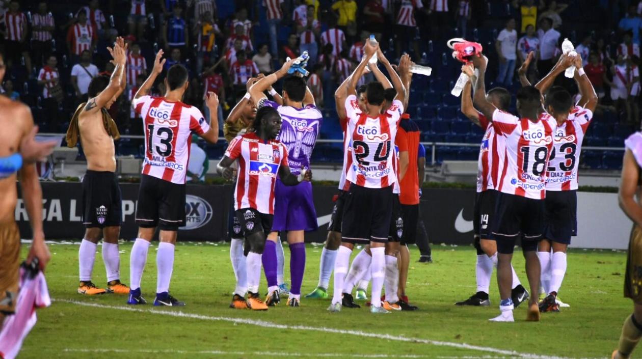 Jugadores de Junior celebran el paso a semifinales de la Copa Sudamericana.