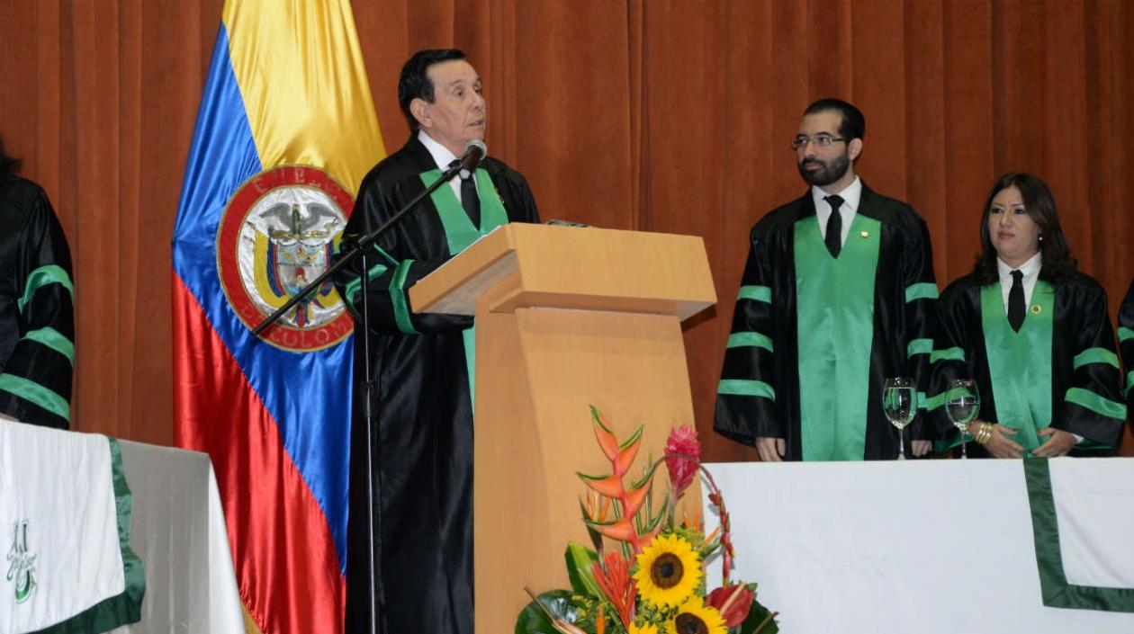 Eugenio Bolívar Romero durante una ceremonia de grado.