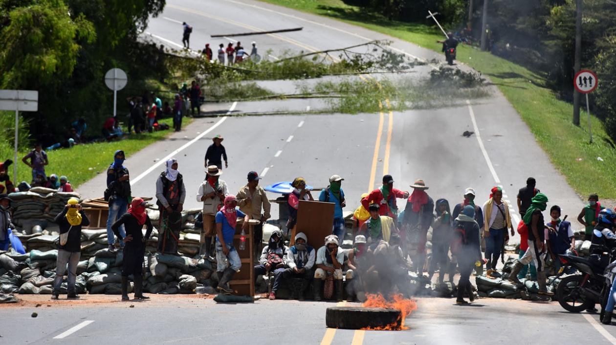 Indígenas bloquean la carretera Panamericana en el Cauca.