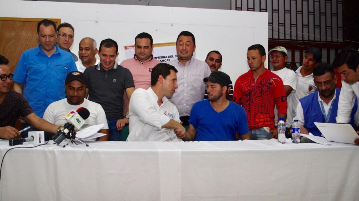 El viceministro Juan Pablo Díaz Granados selló el acuerdo con los campesinos del Catatumbo.