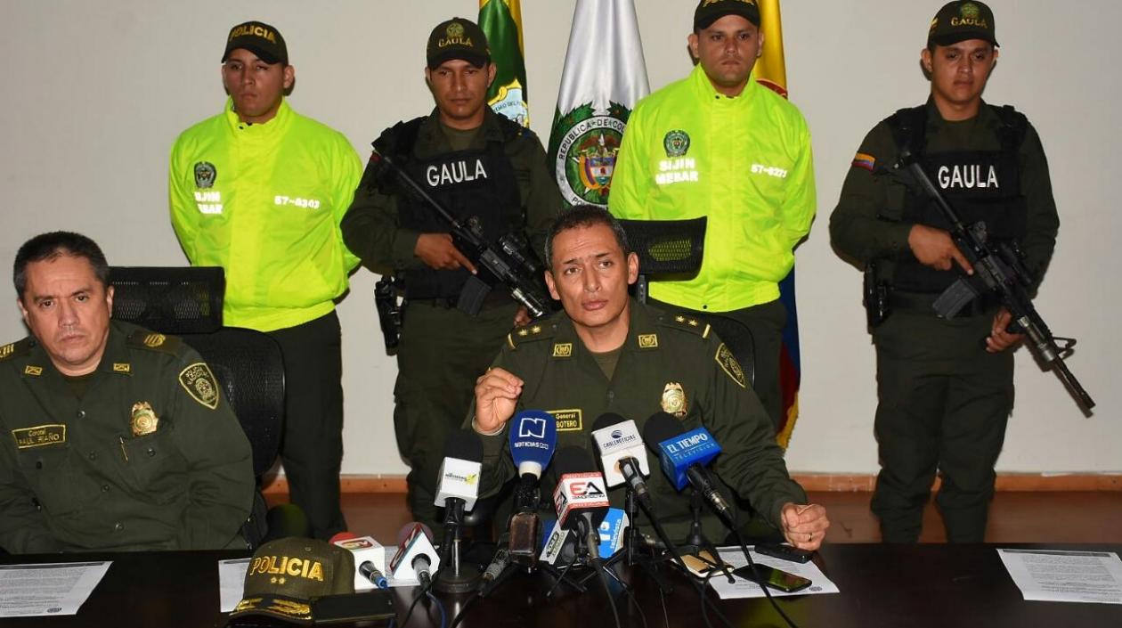 Coronel Raúl Riaño, comandante de la Policía del Atlántico; y el comandante de la Policía Metropolitana de Barranquilla, brigadier general Mariano Botero Coy, durante la rueda de prensa hoy.