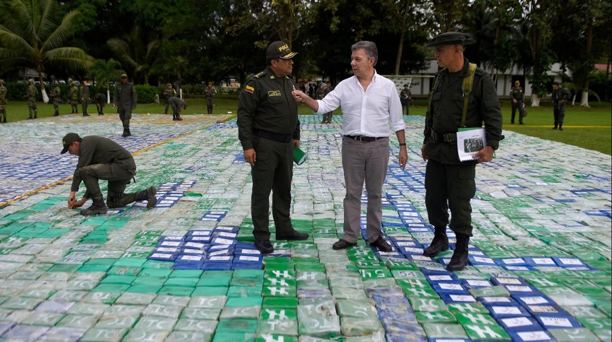 Es la incautación más grande de clorhidrato de cocaína efectuada por la fuerza pública en una sola operación, dijo el Presidente Santos, en la foto con oficiales de la Policía.