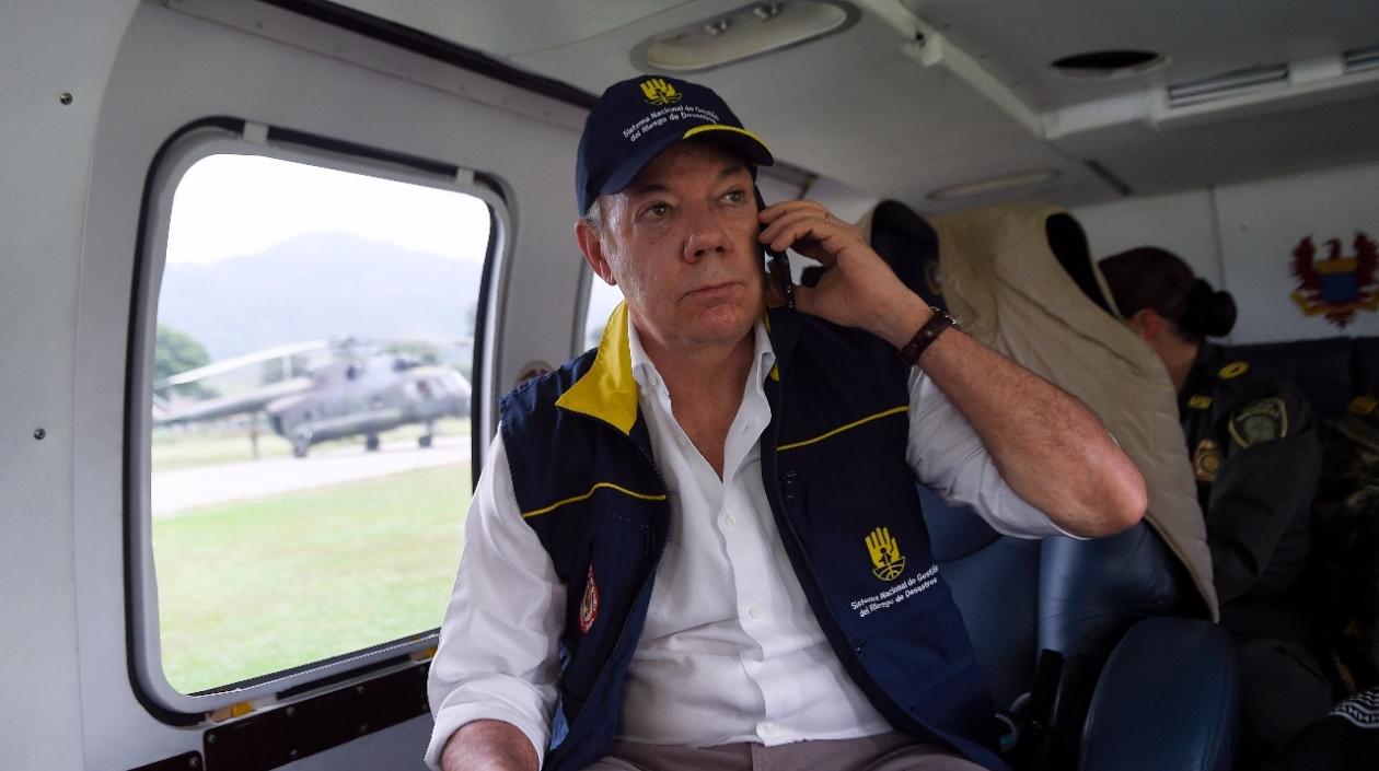 Juan Manuel Santos, presidente, en un sobrevuelo a Corinto, Cauca.