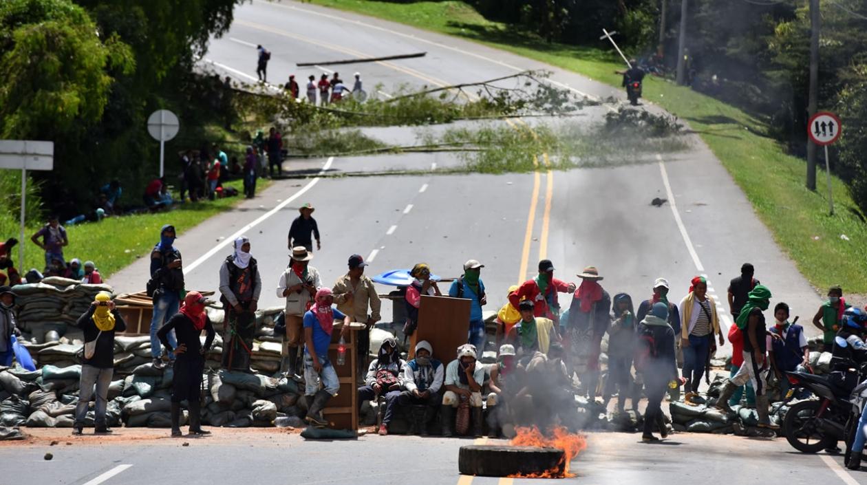 Indígenas bloquean la carretera Panamericana