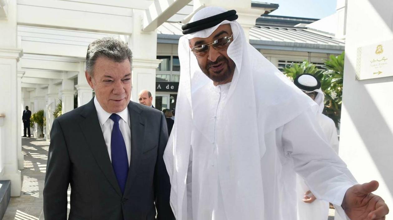 Bienvenida al Presidente Santos por parte del Príncipe Heredero de Abu Dhabi, Sheikh Mohammed bin Zayed Al Nahyan.