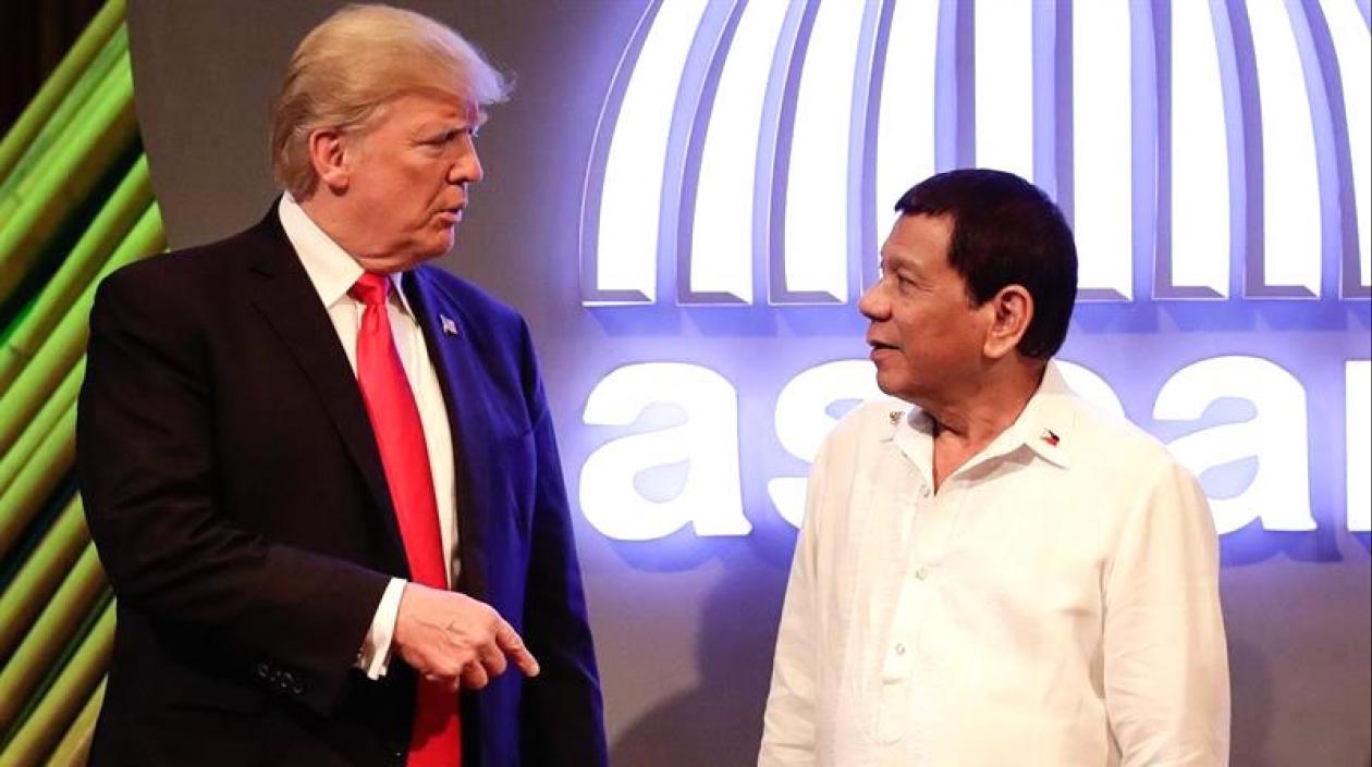 Donald Trump, saludando al Presidente de Filipinas, Rodrigo Duterte,