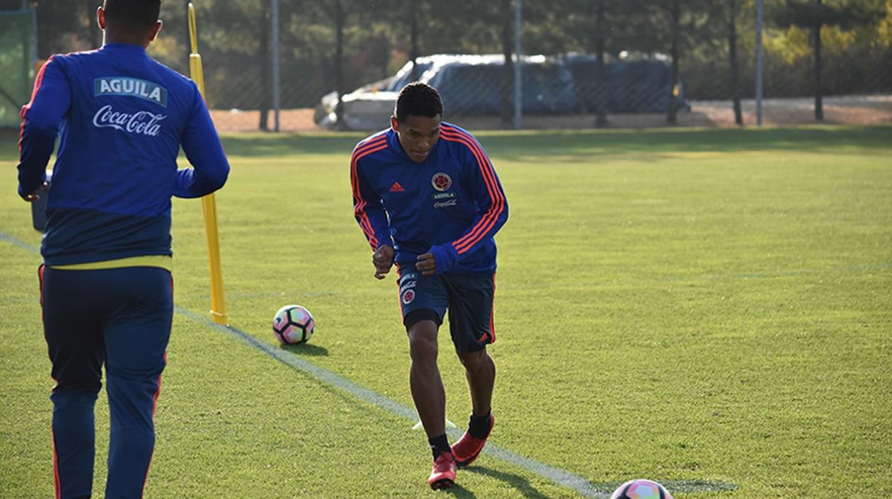 Carlos Bacca en una sesión de entrenamiento de la Selección Colombia.