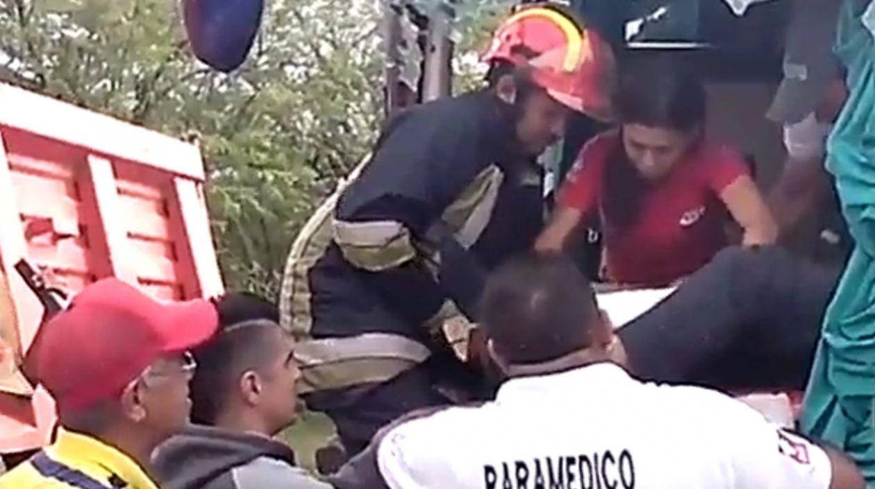 Bomberos de Sabanalarga rescataron este miércoles a un ayudante de bus atrapado en la cabina después de un violento triple choque.